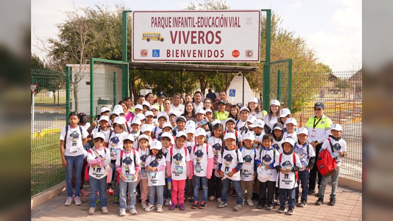 Aprenden niños de primaria sobre reglas de tránsito en recorrido por Parque Vial