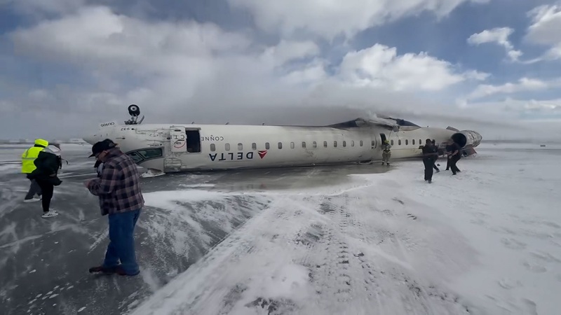 ¡Avión de Delta se volcó en Toronto!
