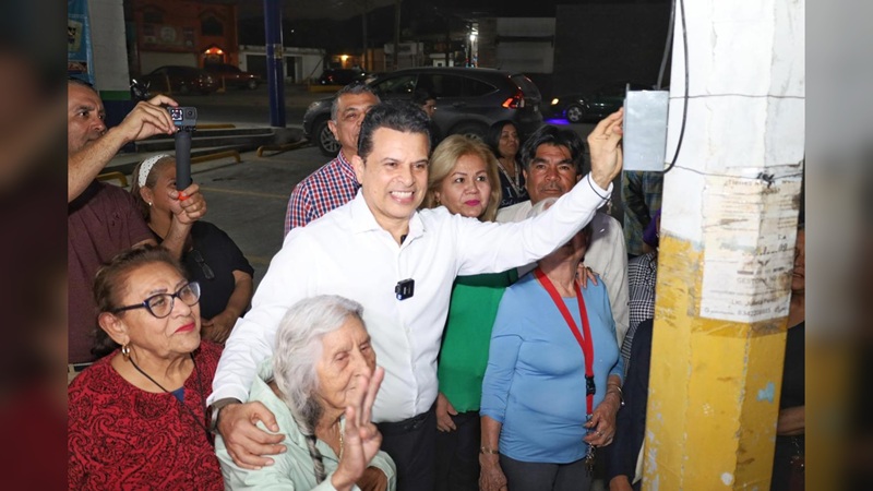 Cumple Municipio a vecinos de la Enrique Cárdenas con alumbrado