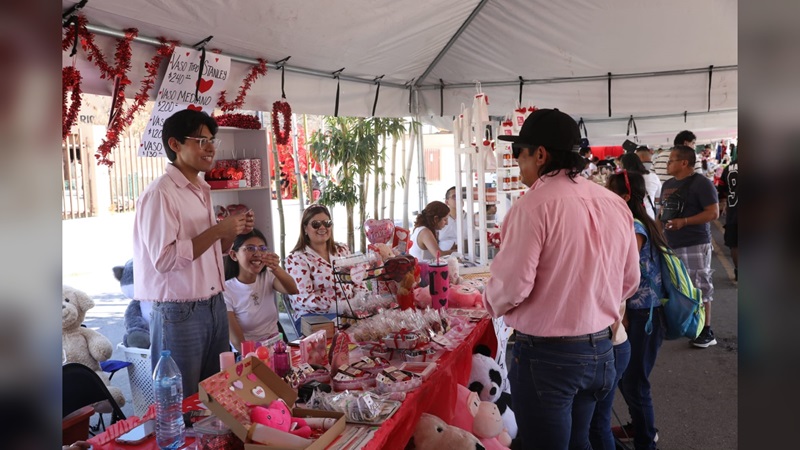 Disfrutan familias de bazar “Juntos lo Hacemos Posible”