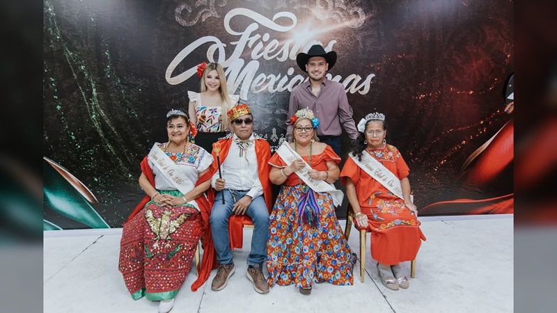 Beto Granados corona a la reina de la Casa del Adulto Mayor