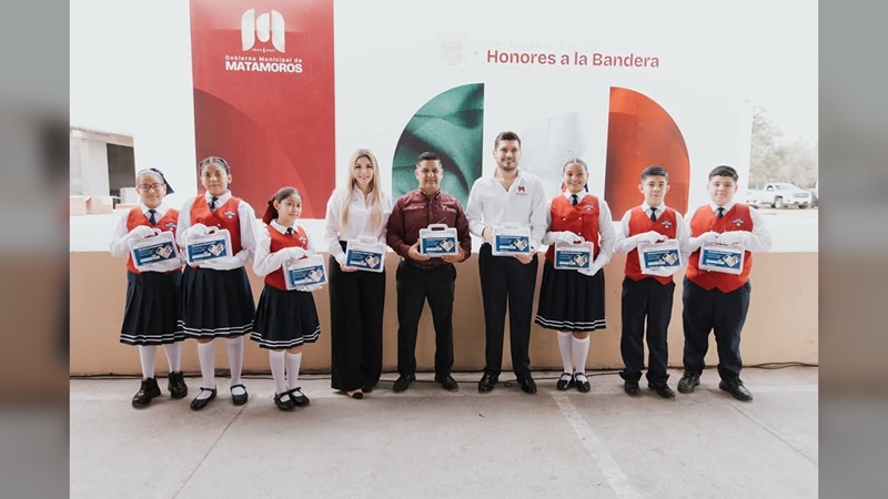 Encabeza Beto ceremonia de honores al lábaro patrio
