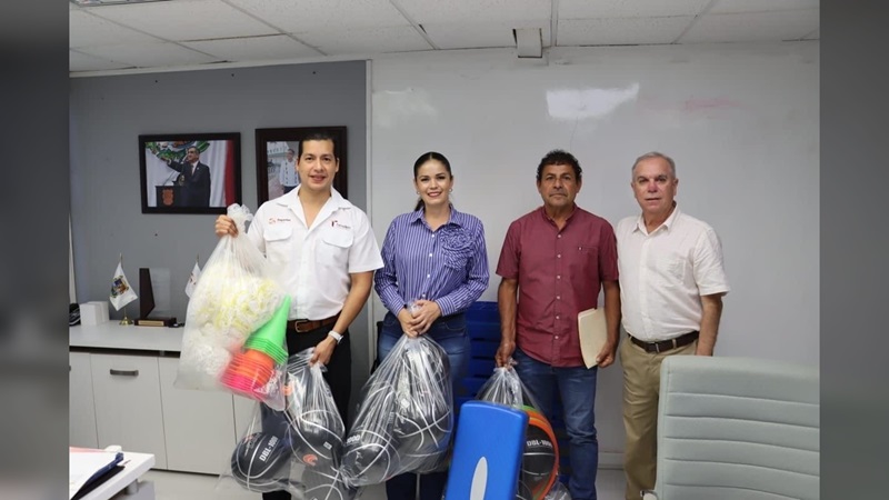 Entrega INDE material deportivo para escuelas de Jiménez