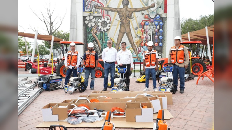 Entrega rector equipo para el mantenimiento de los campus de la UAT