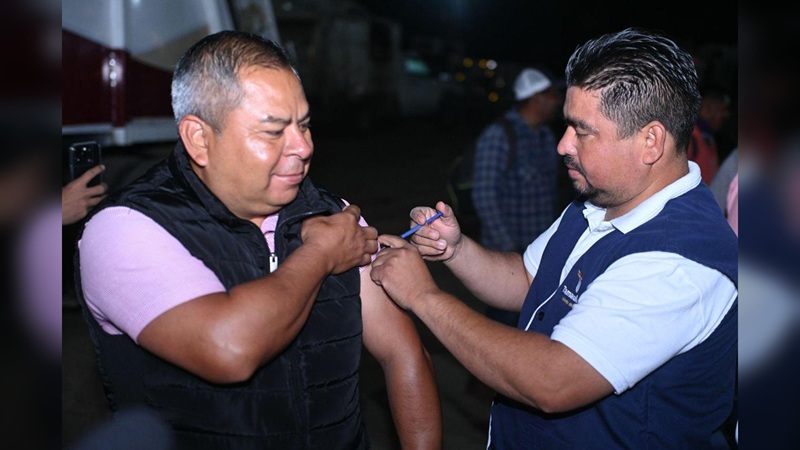 Inmunizan a empleados del Municipio para cuidar su salud
