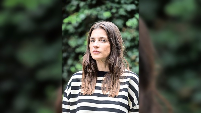 Irene Azuela cuestiona la maternidad