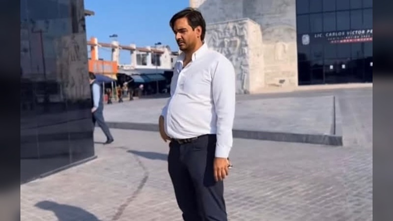 Makito saludando con “sombrero ajeno”