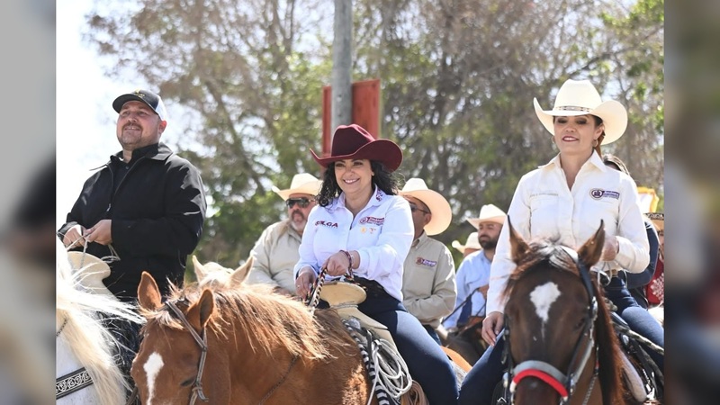 Participa Olga Sosa en cabalgata conmemorativa por 276 años de Jiménez
