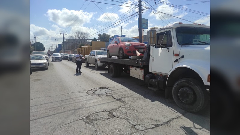 Retiran autos mal estacionados en operativo “Limpiando mi ciudad”