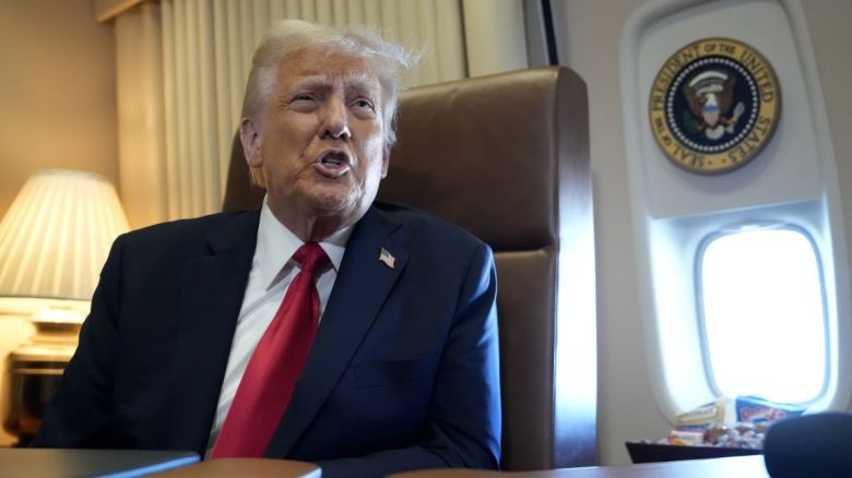 Trump firma decretos que imponen aranceles al acero y aluminio