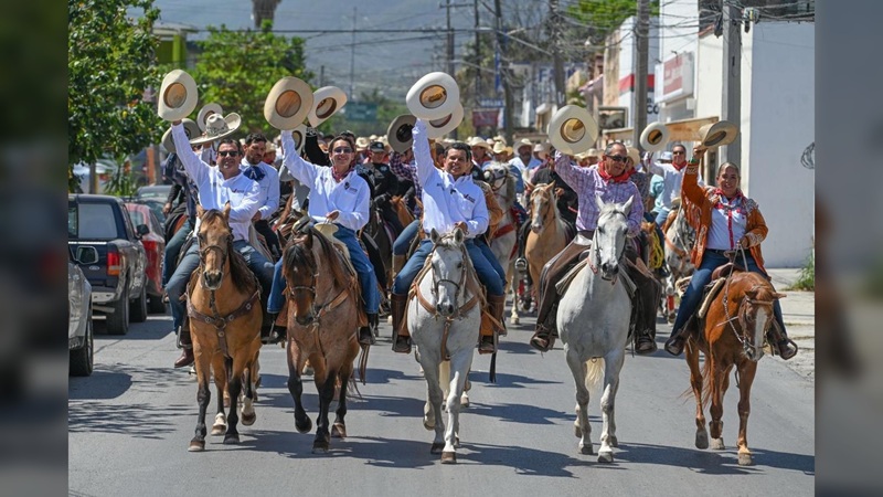 Cabalgantes celebran bicentenario de fundación de Victoria