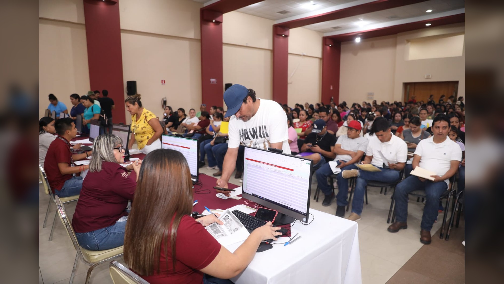 Continúa entrega de tarjetas bancarias de becas para educación primaria y educación especial