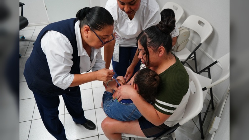 DIF NLD instala módulo de vacunación ‘Semana Nacional de Salud 2025’