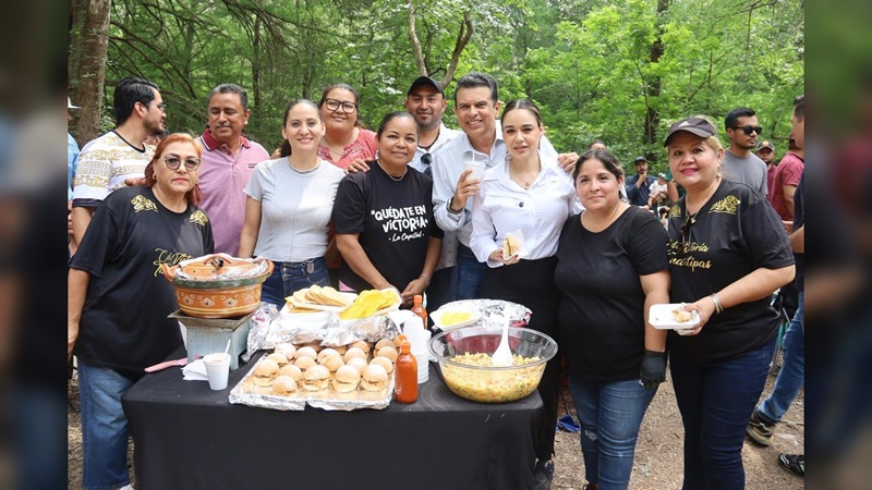 Degustan vacacionistas Parrillada Fest en Los Troncones