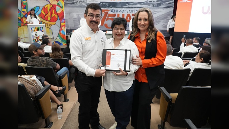 Entrega el rector Dámaso Anaya reconocimientos a jubilados del SUTUAT