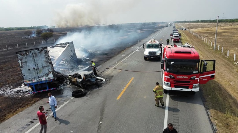 ¡Incendio en carretera causa accidente múltiple!