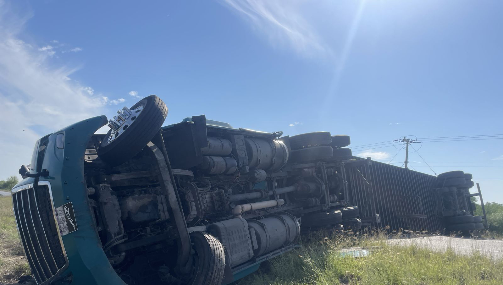 Se voltea trailer en la Monterrey-Nuevo Laredo