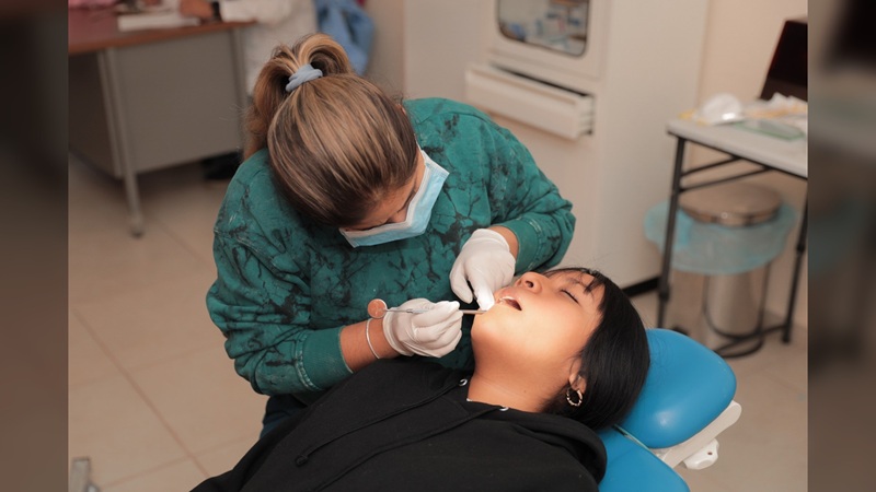 Niñas y niños recibirán atención médica y dental gratuita en Clínicas UNE