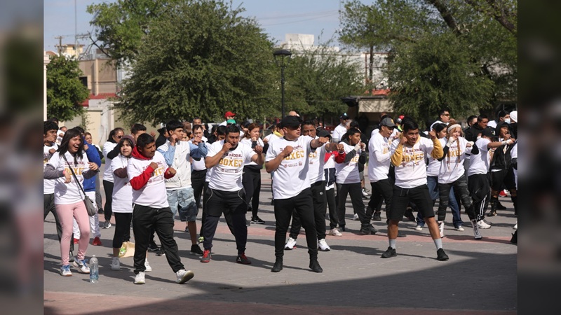 Se suman cientos de neolaredenses a clase nacional de boxeo