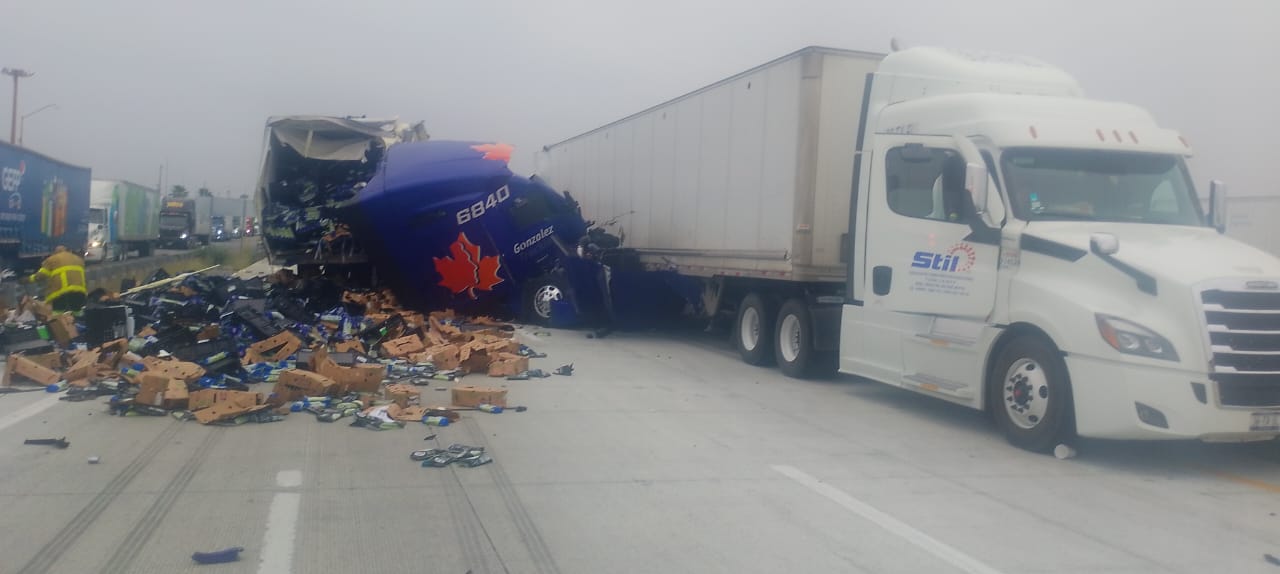 Dos tráileres se impactan en la Monterrey-Nuevo Laredo: un fallecido