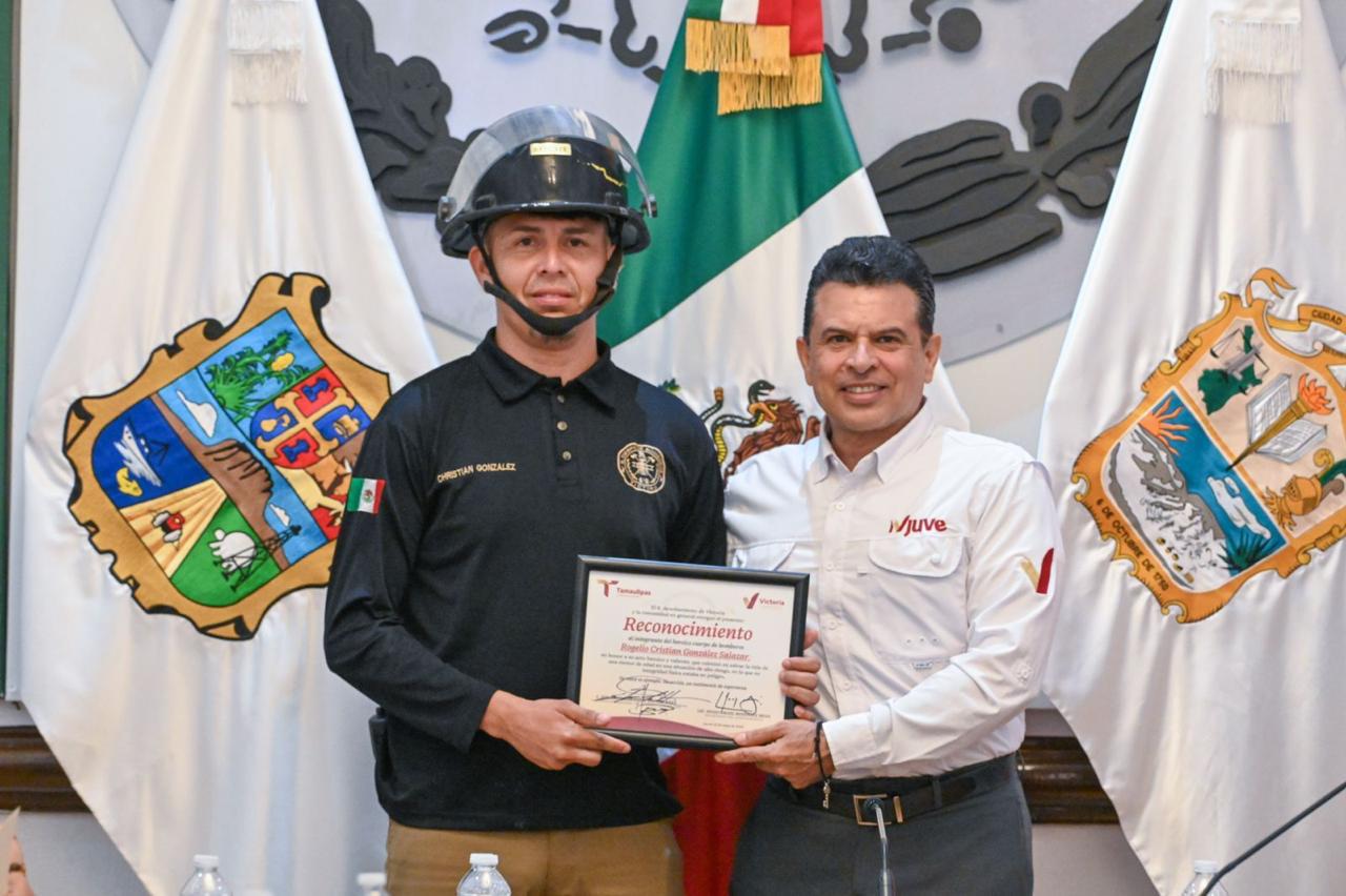 Victoria reconoce acto heroico de bombero
