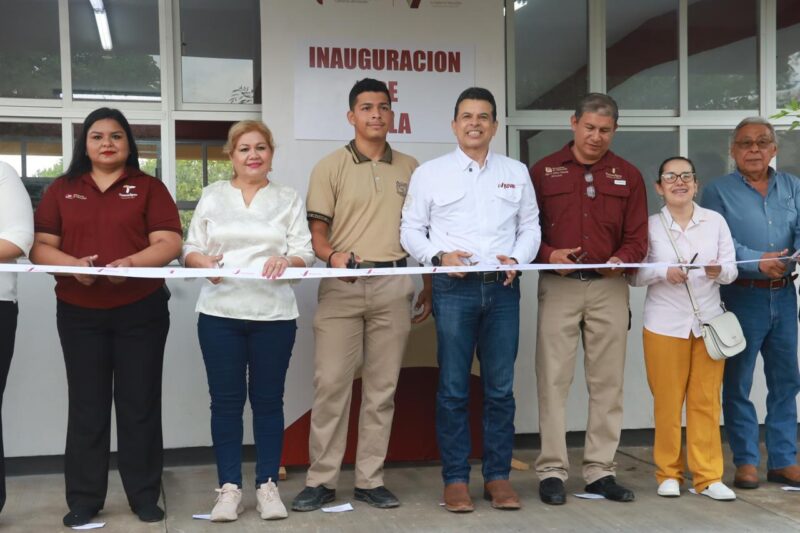 Entrega Lalo Gattás aula a secundaria en La Presa