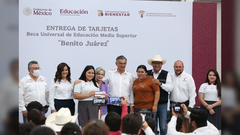 Atestigua AVA entrega de becas y destaca apoyo de la presidenta Claudia
