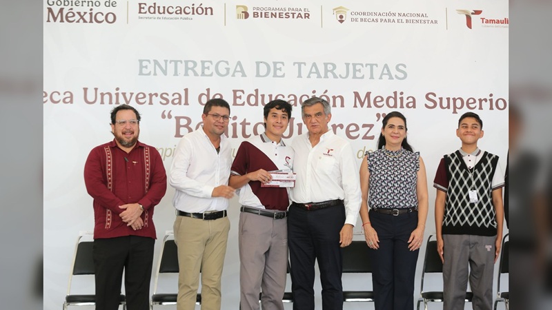 Entrega AVA a estudiantes de la zona sur becas federales “Benito Juárez”