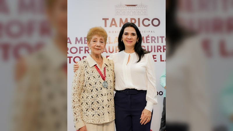 Entrega Mónica Villareal medalla “Lauro Aguirre” al mérito educativo