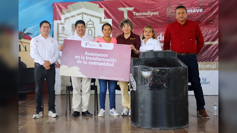Entrega SEBIEN tinacos en Jaumave