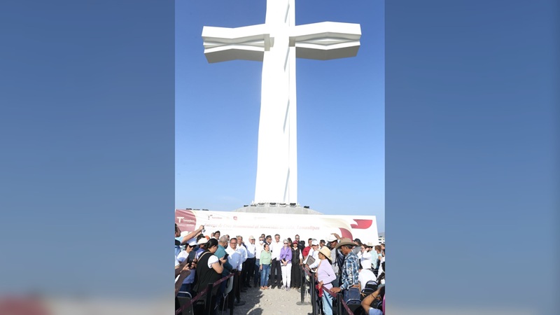 Entrega el gobernador a Tula la cruz más grande de México