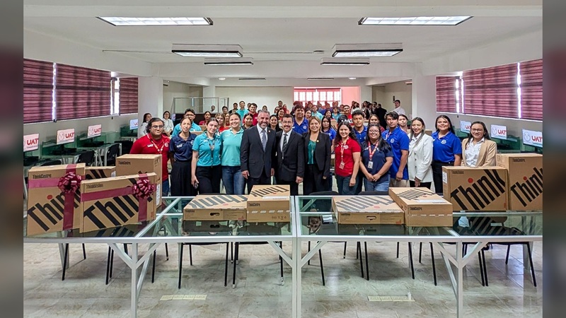Equipa rector de la UAT centros de cómputo en Reynosa y Valle Hermoso