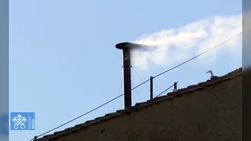 ¡Habemus papam! Revelan humo blanco en el Vaticano