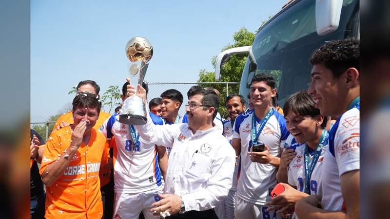 Recibe rector a los Correcaminos campeones de la Liga Premier