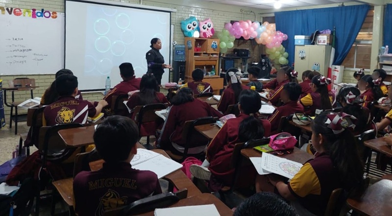 Reciben estudiantes de Reynosa visita de la Guardia Estatal de Género