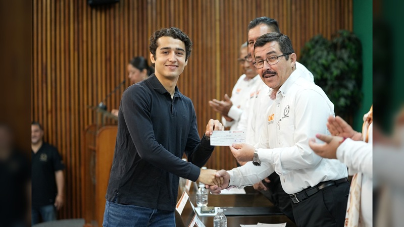 Reconoce la UAT la excelencia académica de hijos de docentes
