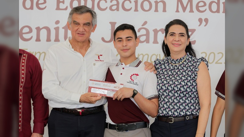 Respalda Mónica entrega de becas a jóvenes en Tampico