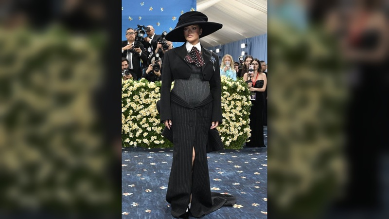 Rihanna aparece embarazada en la Met Gala