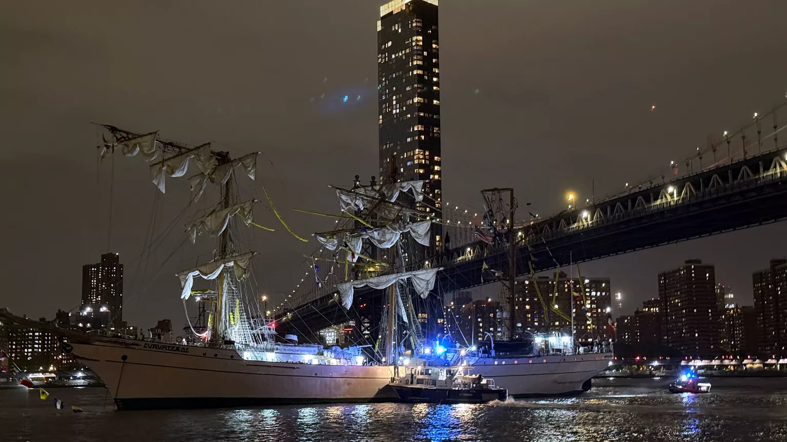 Choca Buque mexicano Cuauhtémoc contra Puente de Brooklyn