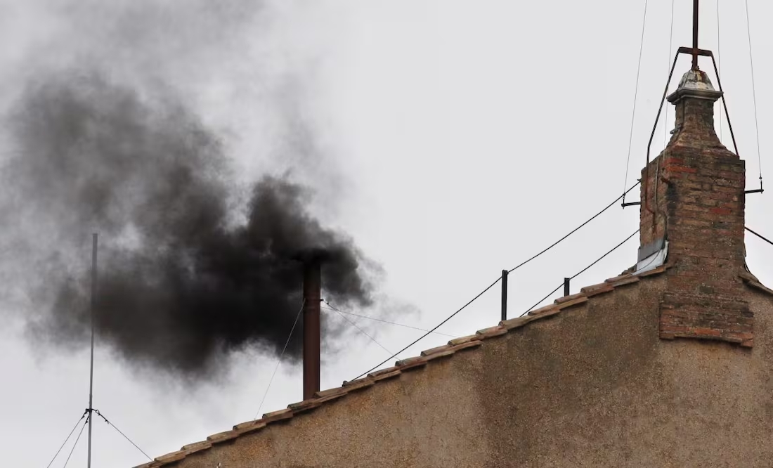 Humo negro, tras la primera votación para elegir al nuevo Papa