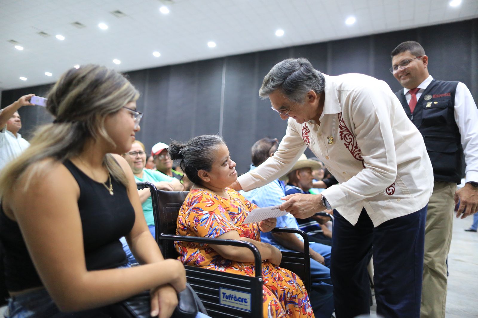 Entrega Américo Tarjetas del Bienestar a personas con discapacidad