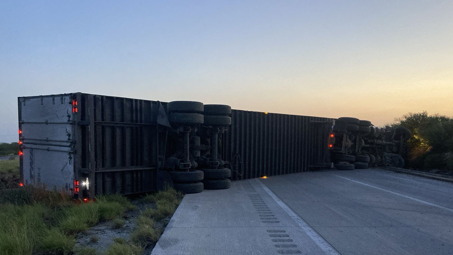 Por dormitada del chofer, vuelca tráiler en la Monterrey-Nuevo Laredo