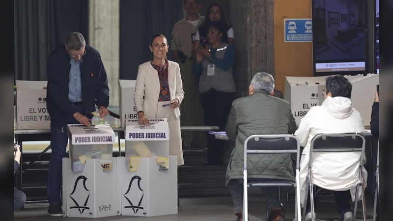 “¡Viva la democracia!”: Claudia Sheinbaum vota en elección judicial