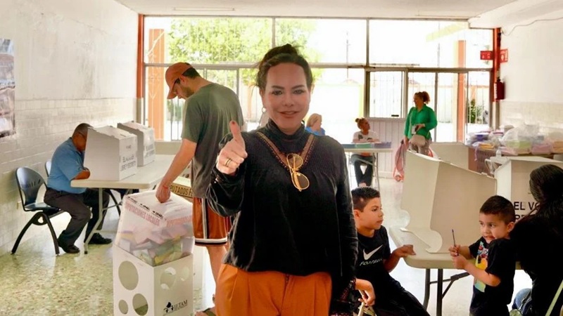 Carmen Lilia acude a votar en la elección del Poder Judicial