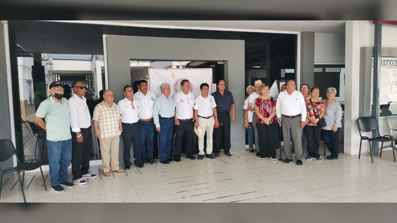 Cierran jubilados subdelegación del ISSSTE, protestan contra encargado de Prestaciones