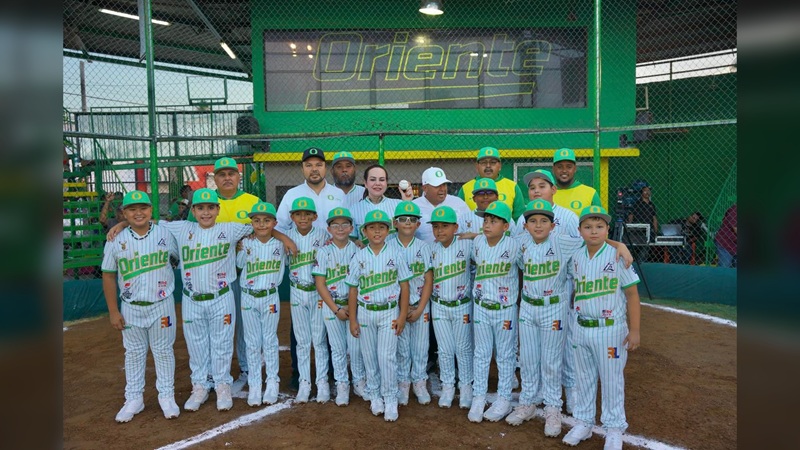 Entrega Carmen Lilia campos de béisbol renovados a niños de la Liga Oriente