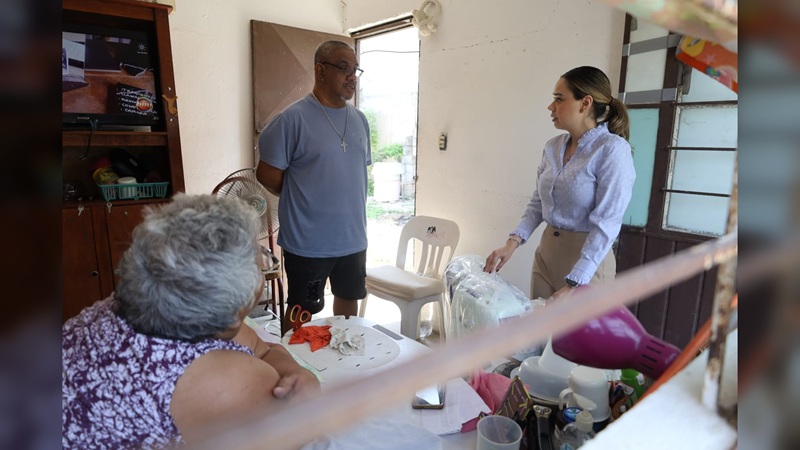 Entrega Lucy de Gattás apoyos en los hogares de las familias victorenses