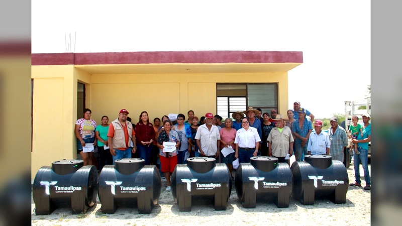 Entrega SEBIEN tinacos a habitantes de San Carlos