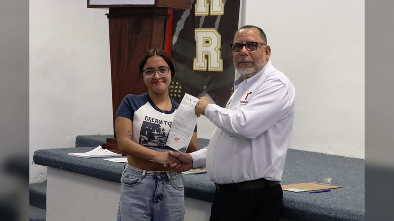 Entrega UP Región Ribereña becas para el cuatrimestre mayo-agosto