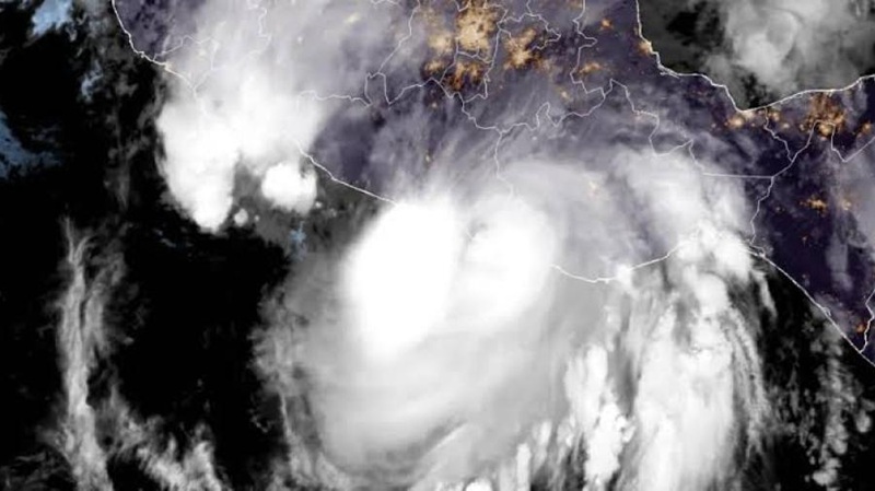 Huracán ‘Erick’ toca tierra en Oaxaca como categoría 3